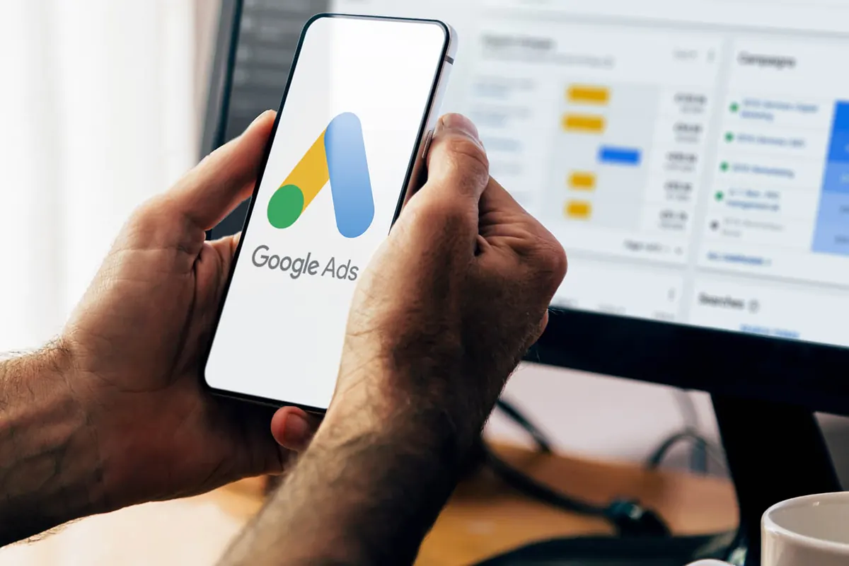 Google Ads-campagne bekijken op smartphone en laptop